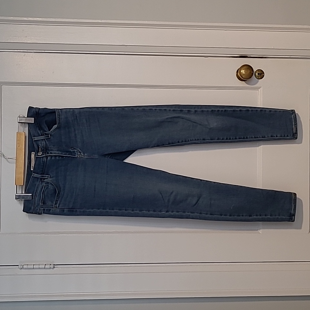 Levi's - Picture 2 of 3
